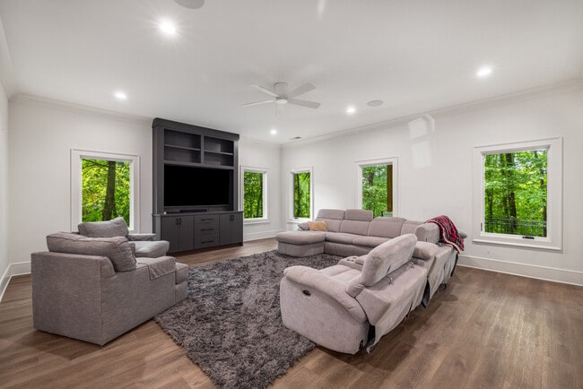 Building Photo - 306 Pinecrest Rd NE