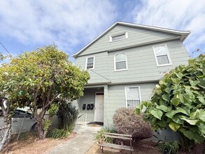 Building Photo - Remodeled 2 Bedroom 1 Bath Apt in Fruitvale Neighborhood