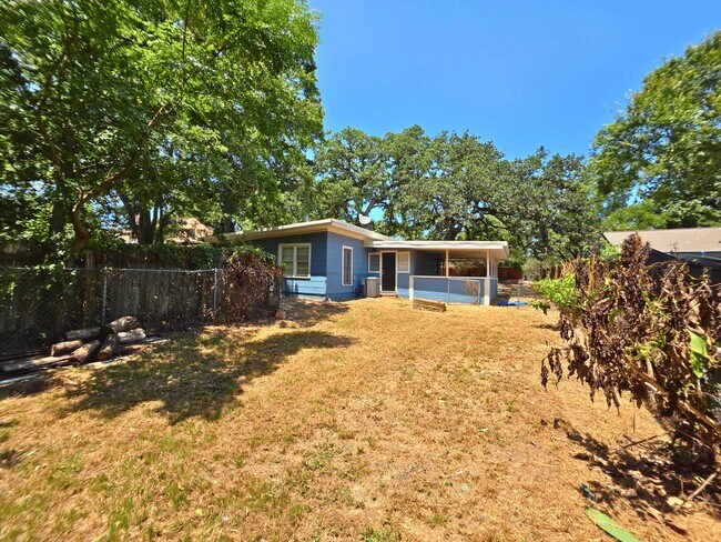 Building Photo - 522 E Davilla Ave