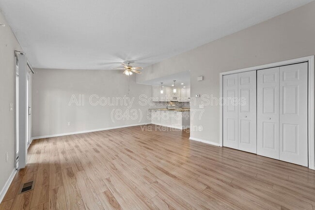 Building Photo - 305 Resort Dr