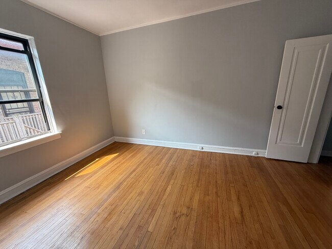 Building Photo - 5250 S Drexel Ave