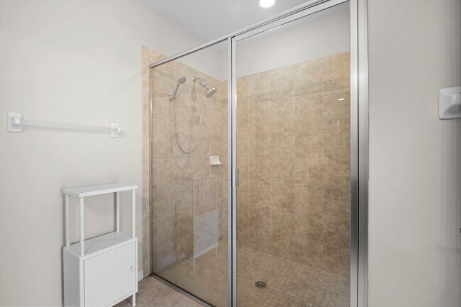 Building Photo - Stunning  2-bedr 2-bath+ Den/office home located in the desirable Lindsford in Fort Myers