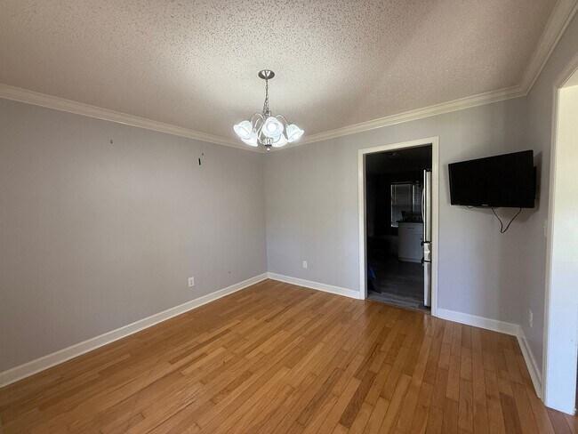 Building Photo - 4/2 Home Available Now!