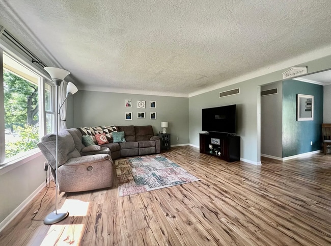 Building Photo - 1915 Highview Ct