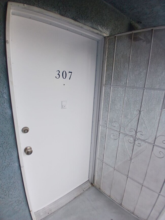 Building Photo - !!!!! Large 2BD Condo with parking in Alamitos !!!!