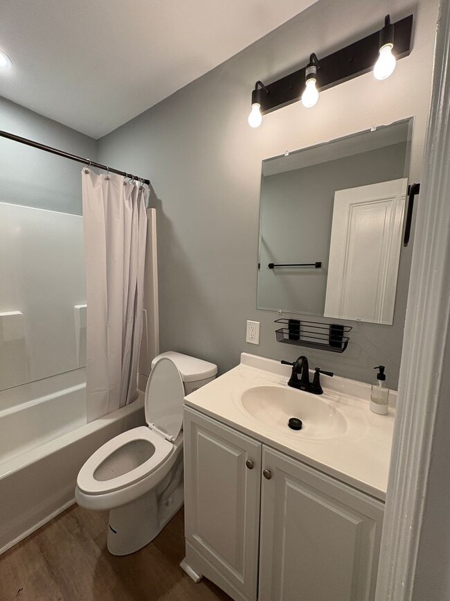 Building Photo - Spacious apartment in historic house!