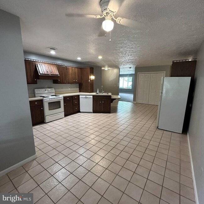 Building Photo - 323 Stonegate Ct