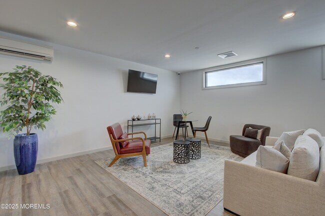 Building Photo - 272 Willow Ave