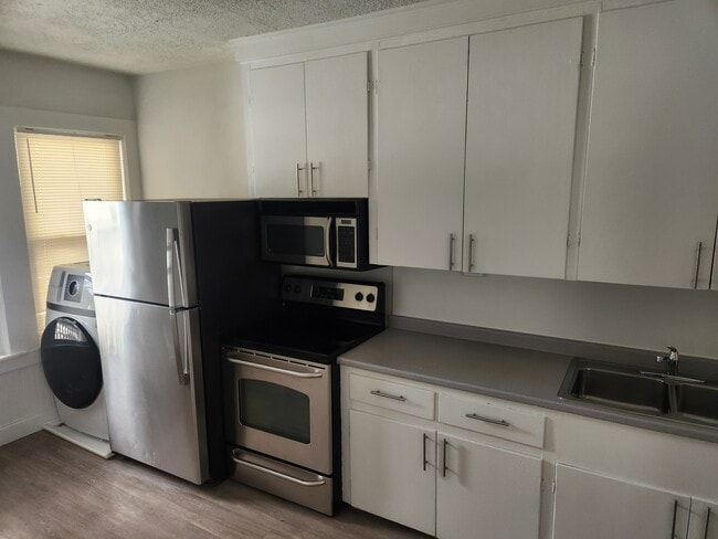 Building Photo - 698 Massabesic St