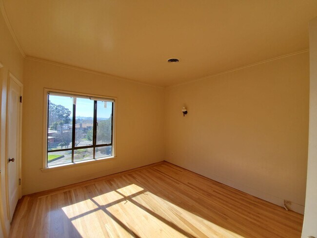 Building Photo - Top Floor Rockridge Two Bedroom Condo with...