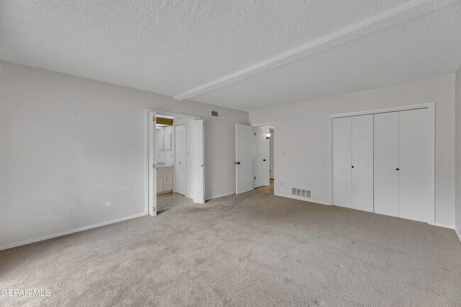 Building Photo - 620 Lakeway Dr