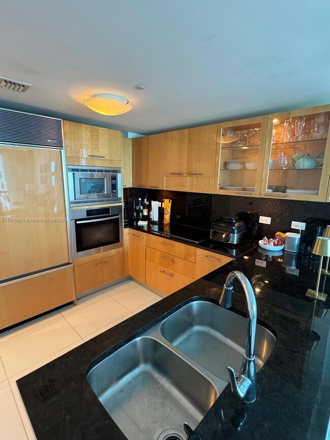 Building Photo - 6801 Collins Ave