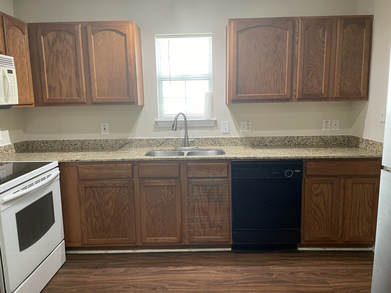 Granite Countertops - 1314 Bradley Daniel Blvd