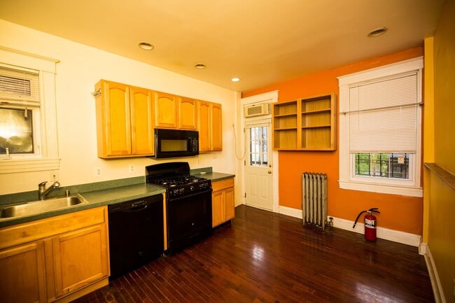 Building Photo - Charles Village 2bd/2ba Rowhome with Parking Spots, W/D and more! Available 7/20