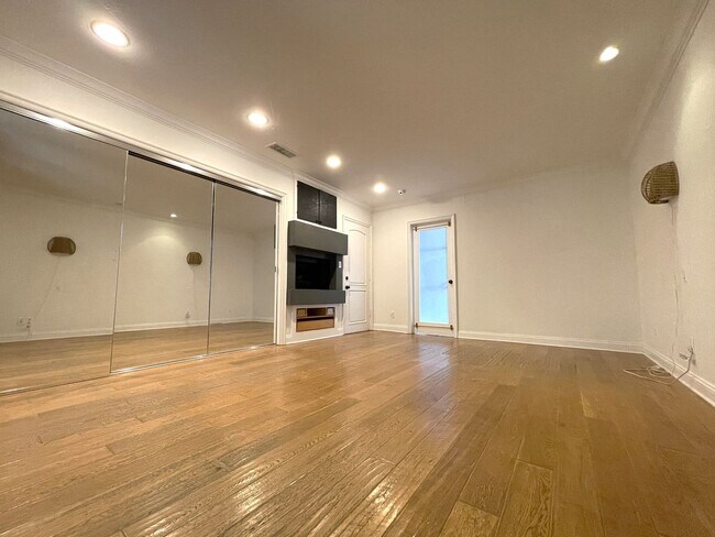 Building Photo - Custom 3-Bed, 2.5 -Bath Retreat with Luxury Features in Reseda