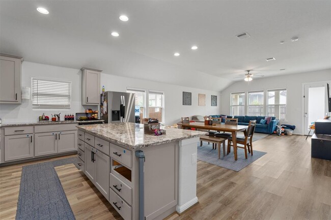Building Photo - 5855 San Savino Dr