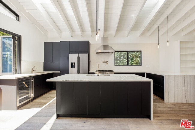 Building Photo - 1203 N Poinsettia Pl