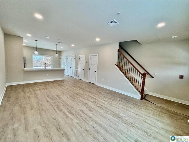 Building Photo - 1411 Greenview Dr