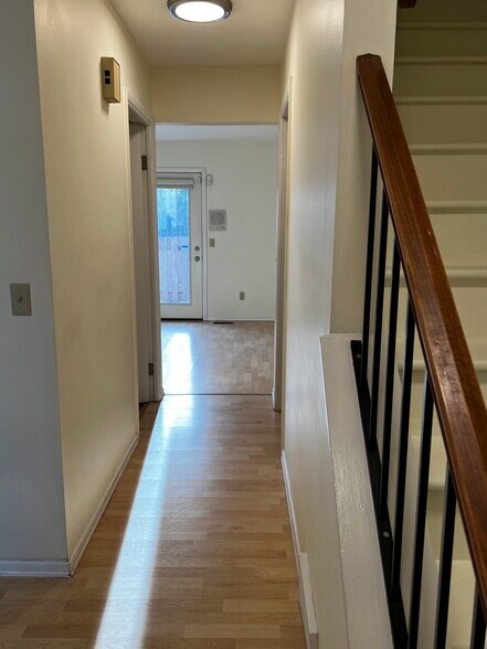 Building Photo - 2 Meadowbrook Dr