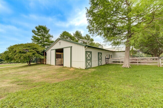 Building Photo - 1712 Lynn Rd