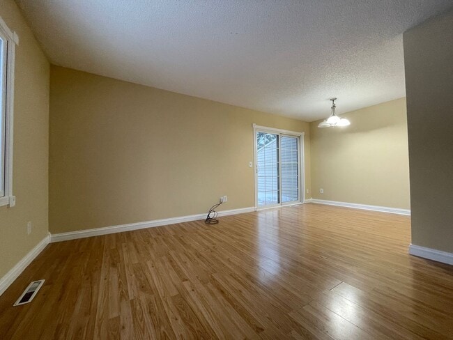 Building Photo - 3 bed/2 bath Sweet Townhome In Brooklyn Pa...