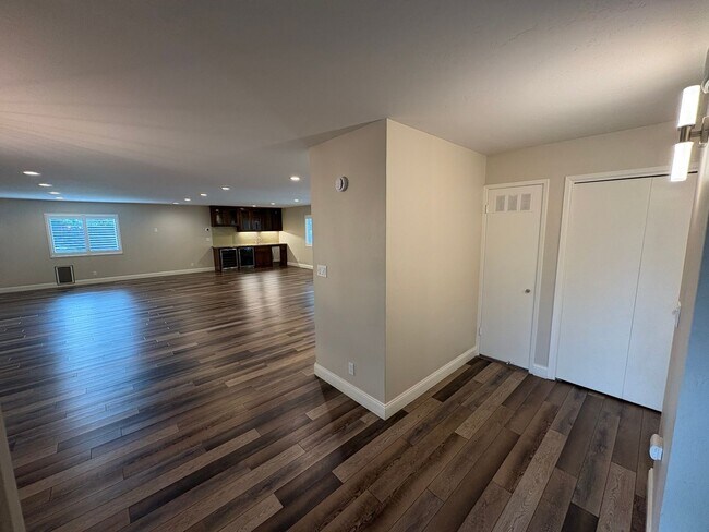 Building Photo - NW Visalia Home Near Country Club Available Now! *Private Showing Only*