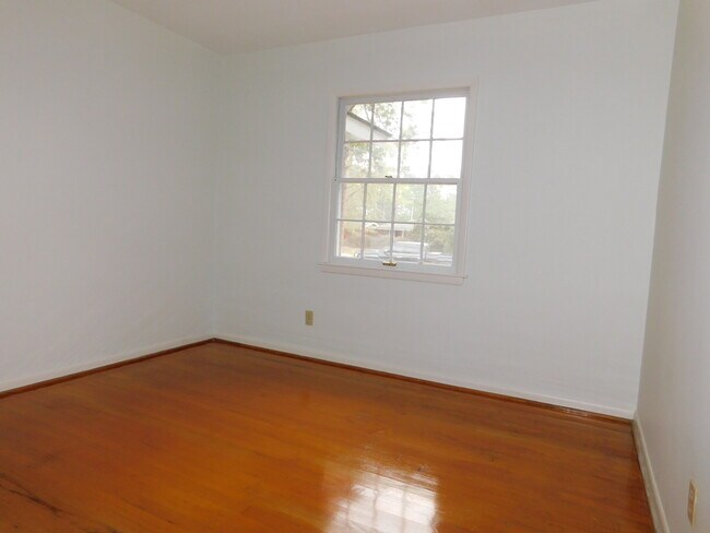 Building Photo - Convenience and charm