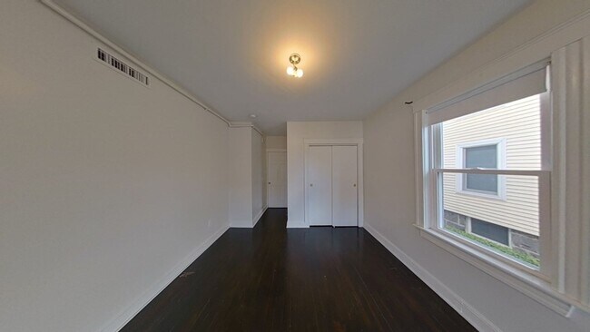 Building Photo - 10 Bayside St