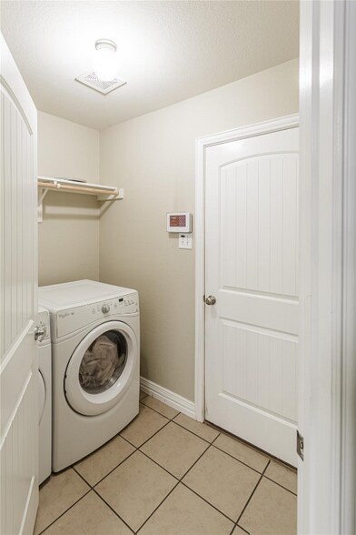 Building Photo - 2048 Lake Trail Dr