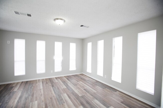 Building Photo - 1305 W 21st St