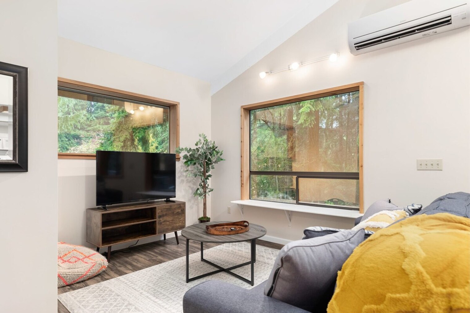 Building Photo - 804 N Main St