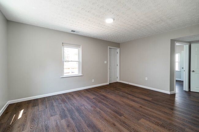 Building Photo - 870 S Waverly St