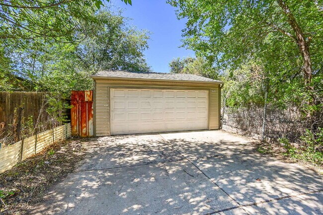 Building Photo - $2,195.00 - 3 Bedrooms, 1 Bathroom, Single...