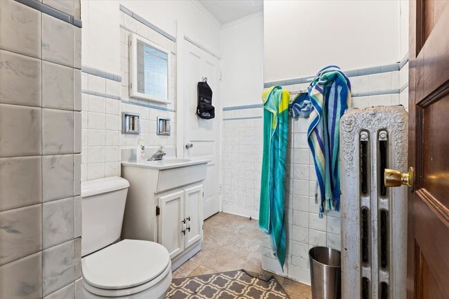 Building Photo - Frederick Upper Flat with 2 bathrooms!