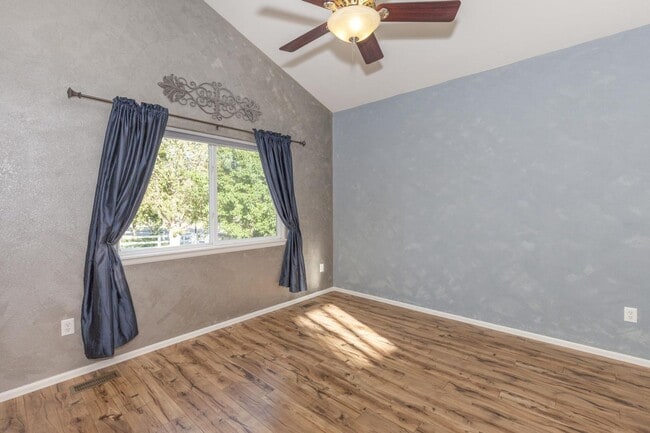 Building Photo - Spacious & Beautiful 3 Bedroom Home