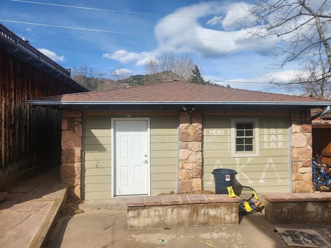 Building Photo - 3 Bedroom Home on the Hill - AVAILABLE NOW!