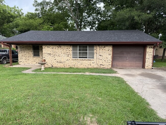 Building Photo - 503 Ravine St
