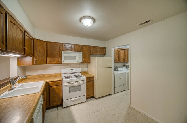 Building Photo - 8235 Poplar Ln