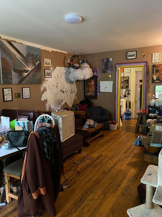 Building Photo - Available 6/1/26 Spacious 2nd/3rd Floor Du...
