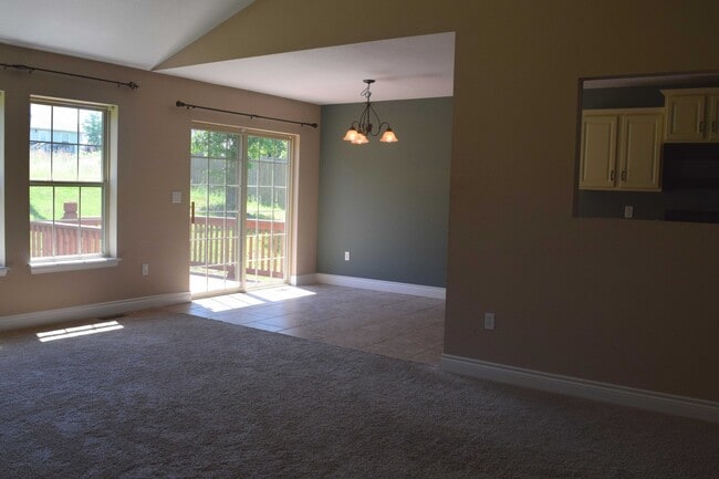 Building Photo - Gorgeous Split Foyer Home!