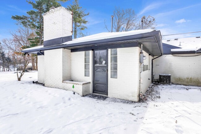 Building Photo - 3BD ROOM RANCH - PRIVATE LOT - FURNISHED - BLOOMFIELD HILLS