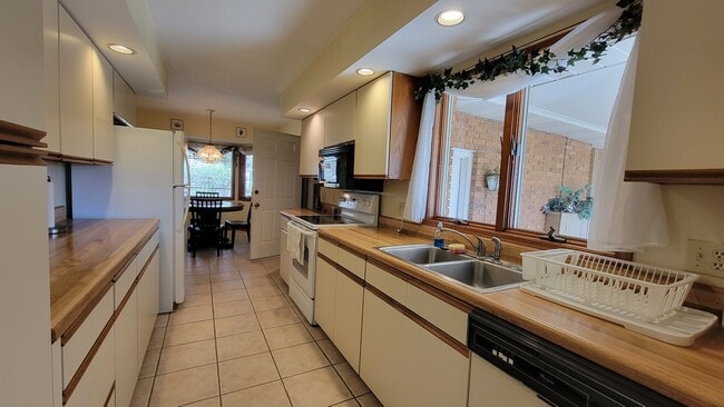 Building Photo - 1041 Carousel Ln