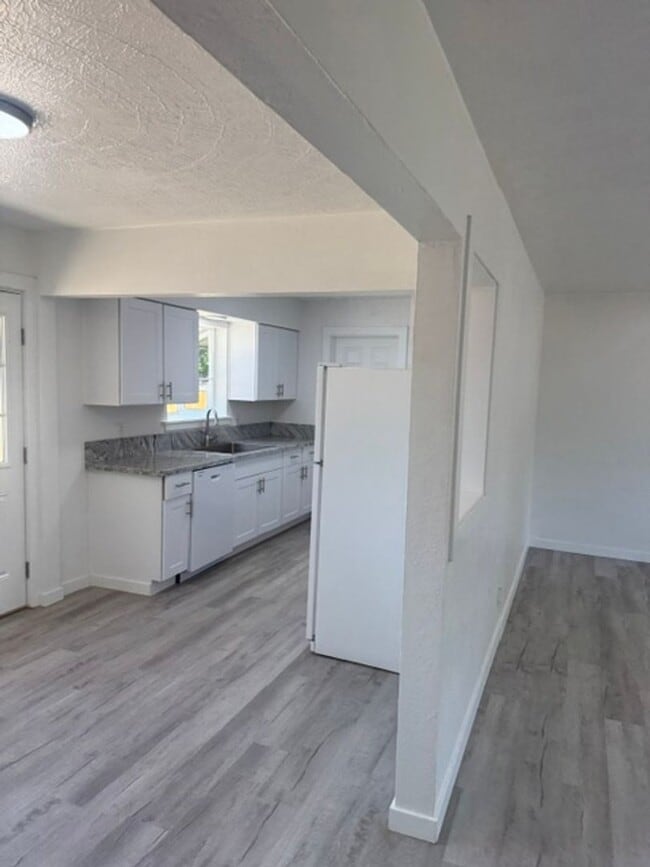 Building Photo - FULLY REMODELED 3 BEDROOM SINGLE FAMILY HOME