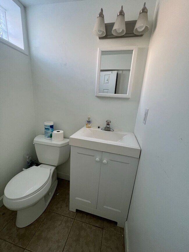 Building Photo - Modern 3 bedroom, 1.5 bathroom home in Bethel Park