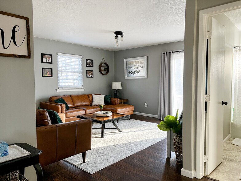 Building Photo - 323 SE Melody Ln