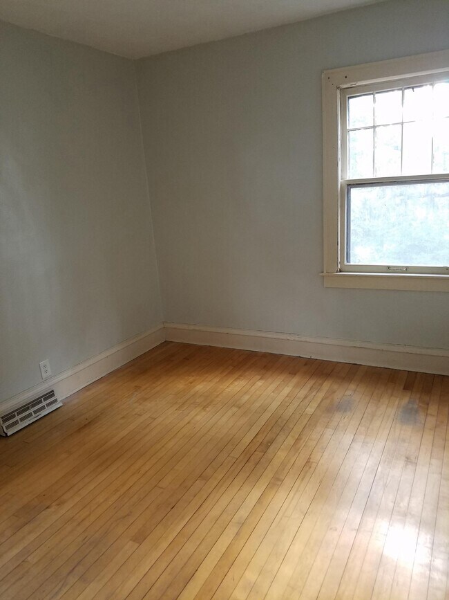 2nd Bedroom - 210 Warwick St SE