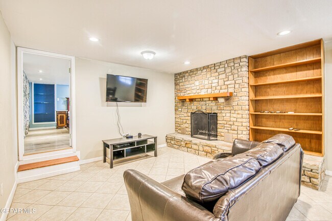 Building Photo - 1701 Elm St