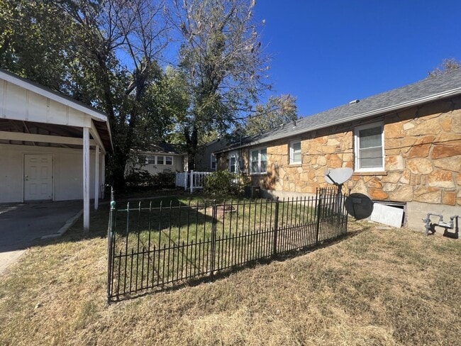 Building Photo - COMING SOON: Cute 3 bedroom, 2 bathroom ho...