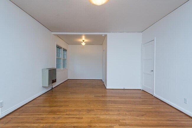 Building Photo - Vintage 2 Bedroom Townhouse