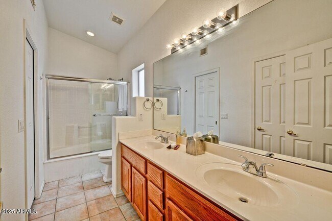 Building Photo - 3438 E Rockwood Dr